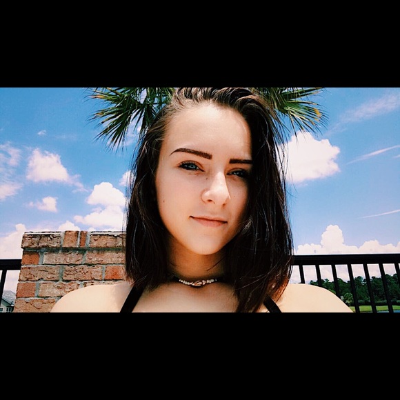 Meet your Posher, Caitlin - Picture 1 of 1